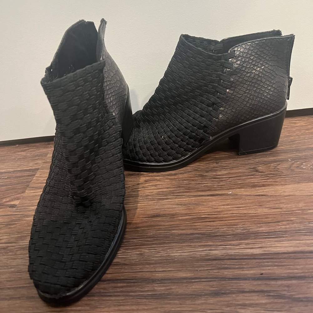 Steve Madden size 7.5 ankle booties.